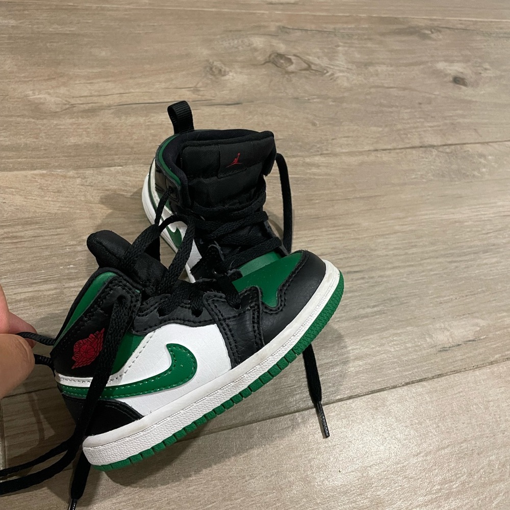 Nike Air Jordan 1 Mid Shoes